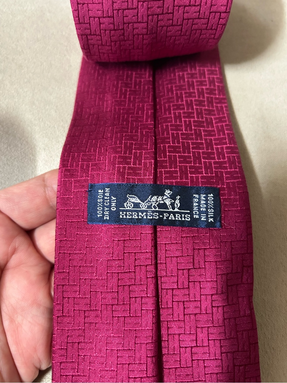 Hermès Authentic 100%Silk Tie in Deep Magenta NWOT - Picture 5 of 7